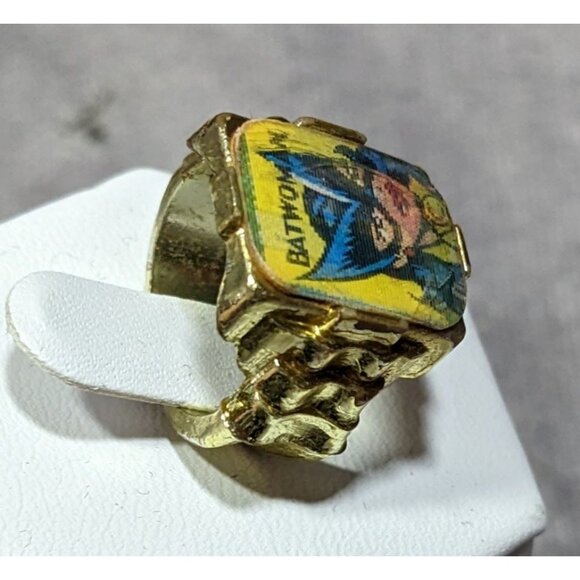 Vintage 60s Batwoman Collectible Lenticular Flicker/Flash Ring - Picture 13 of 16